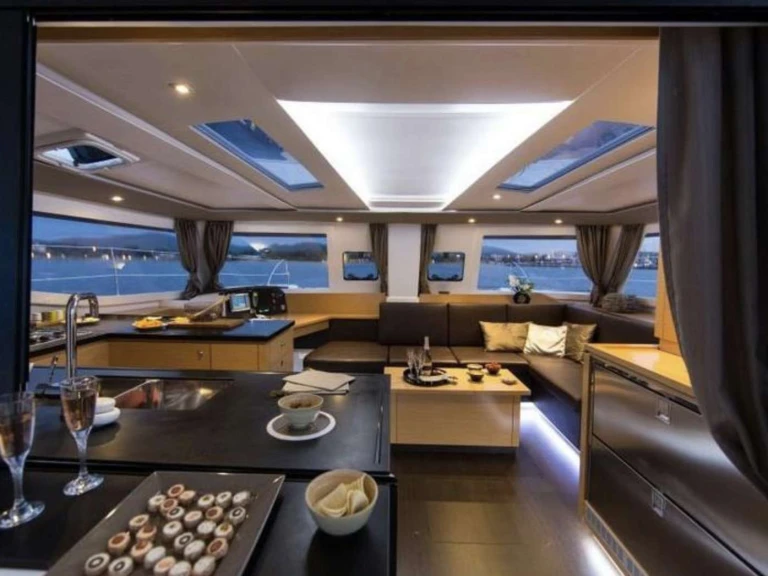 Noleggio Yacht di lusso Fountaine Pajot con patente nautica