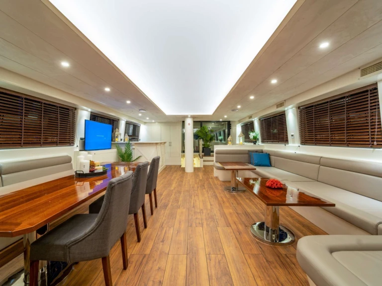 Noleggio Yacht di lusso Custom con patente nautica