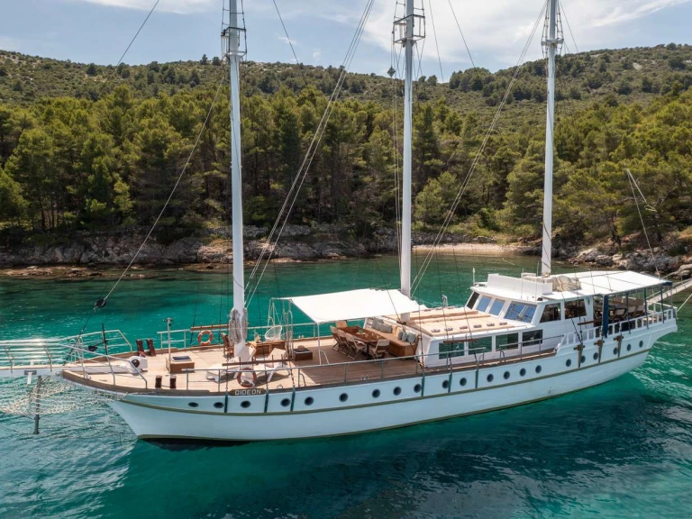 Noleggio Yacht di lusso Custom con patente nautica