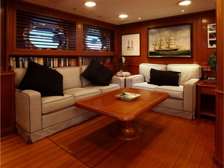 Noleggio Yacht di lusso a Napoli – Perini Navi HERITAGE M