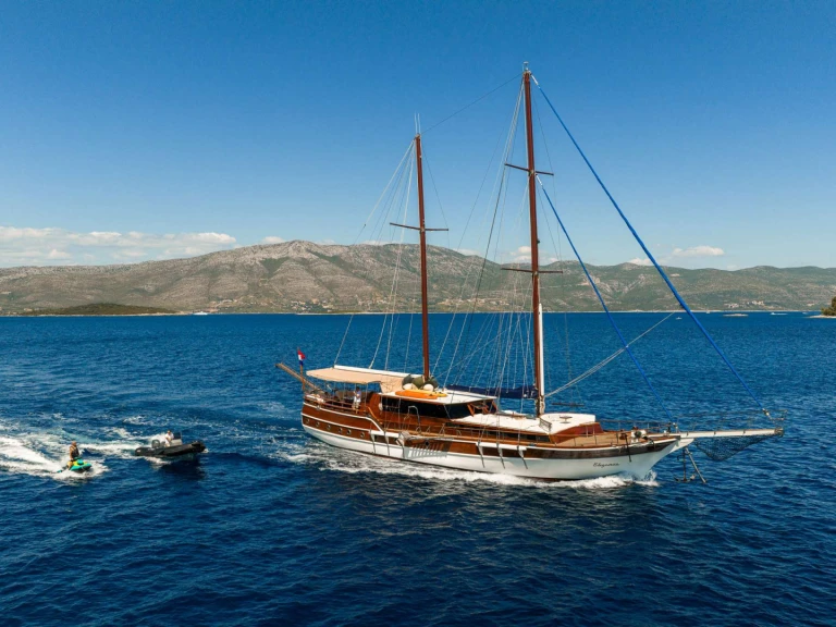 Noleggio Yacht di lusso Custom con patente nautica