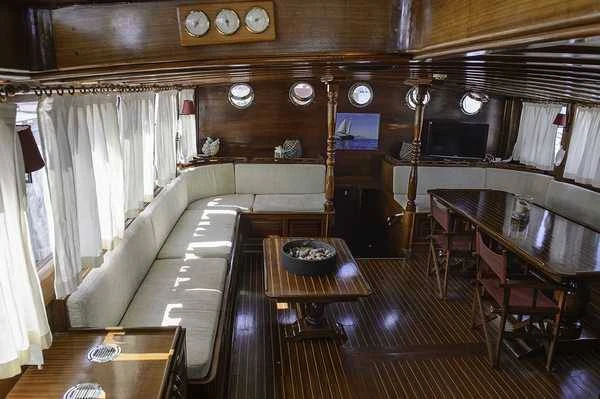 Noleggiare una Custom TERSANE IV a Napoli