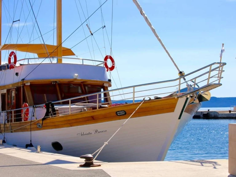 Noleggio Yacht di lusso Custom con patente nautica