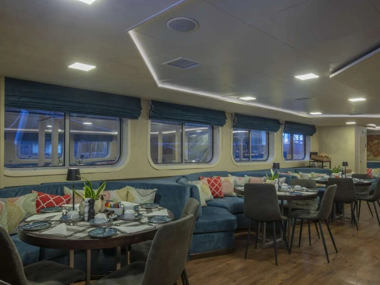 Noleggio Yacht di lusso a Napoli – Custom Harmony V