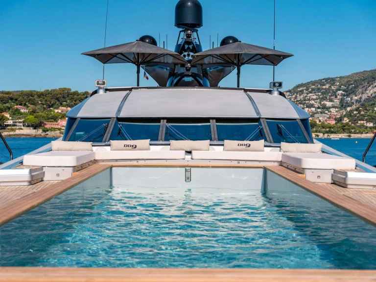 Noleggiare una Palmer Johnson DB9 a San Remo