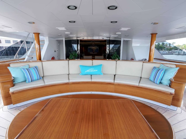 Noleggio Yacht di lusso Trinity Yachts con patente nautica