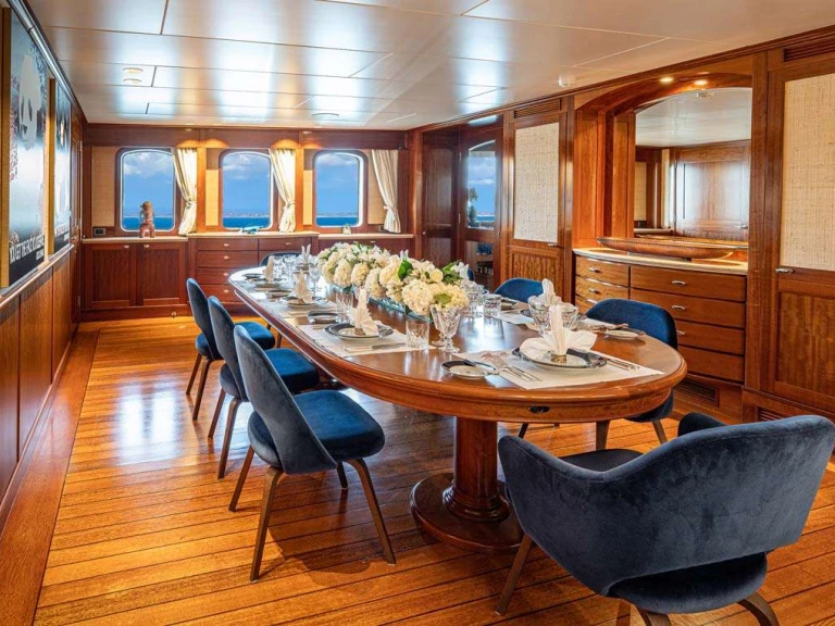 Noleggio Yacht di lusso Custom con patente nautica