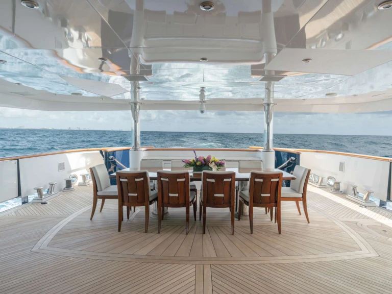 Noleggio Yacht di lusso Trinity Yachts con patente nautica