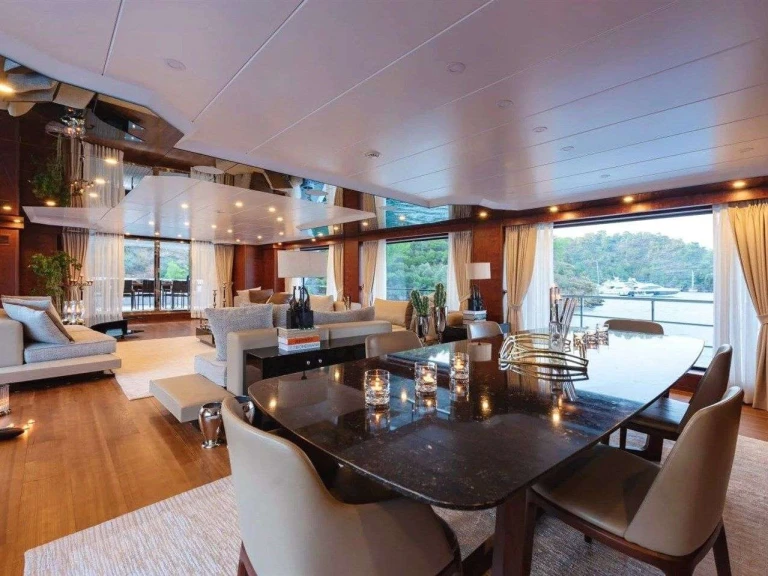 Noleggio Yacht di lusso Custom con patente nautica