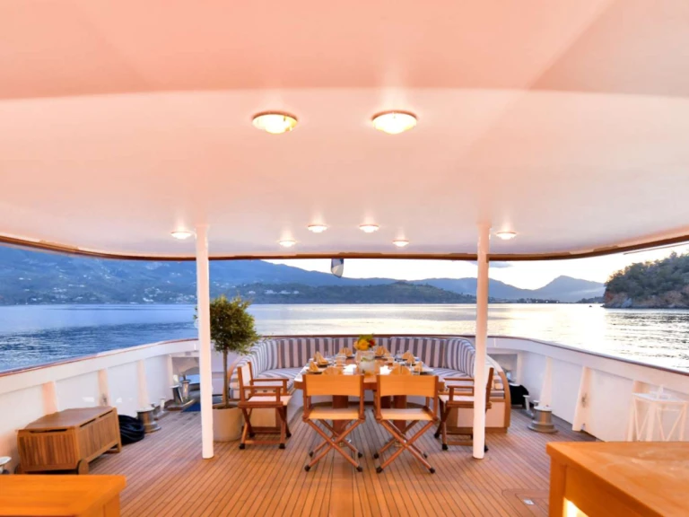 Noleggio Yacht di lusso a Atene – CRN Ancona SOMETHING COOL