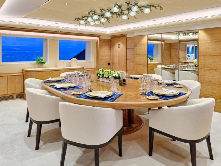 Noleggio Yacht di lusso Intermarine Savannah con patente nautica