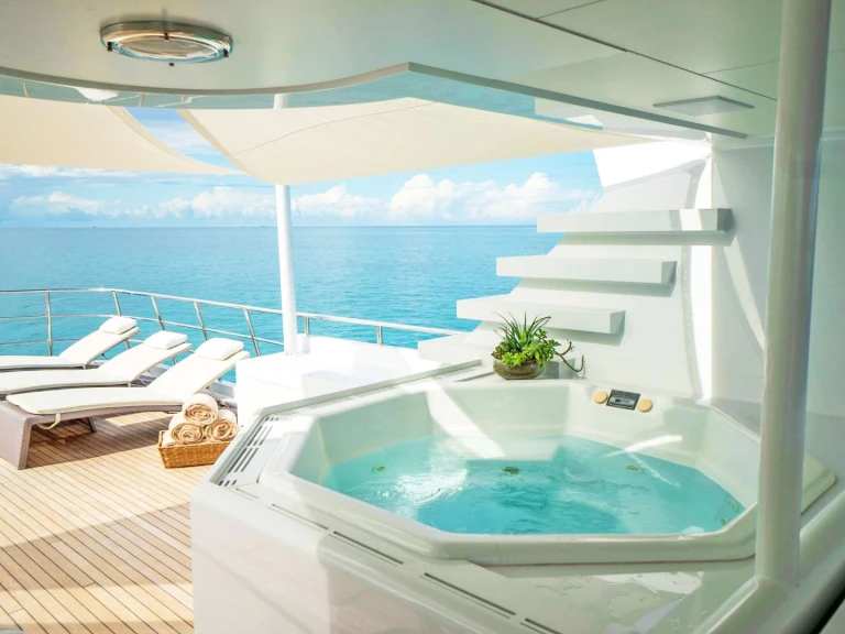 Noleggio Yacht di lusso Feadship con patente nautica