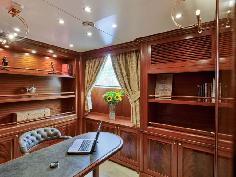 Noleggio Yacht di lusso Benetti con patente nautica
