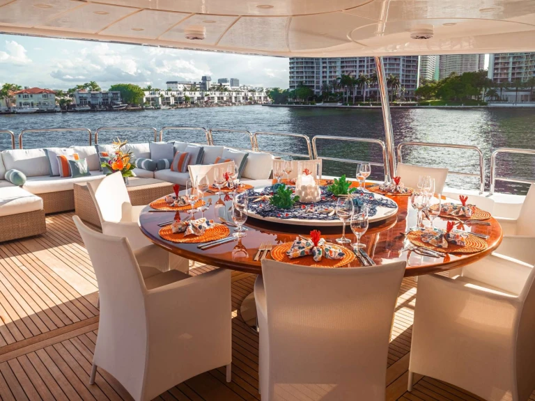 Noleggio Yacht di lusso Benetti con patente nautica