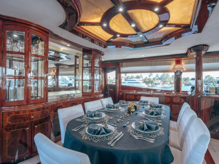 Noleggio Yacht di lusso Lazzara con patente nautica