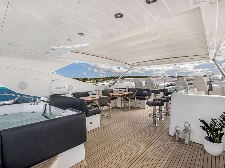 Noleggio Yacht di lusso Sunseeker con patente nautica