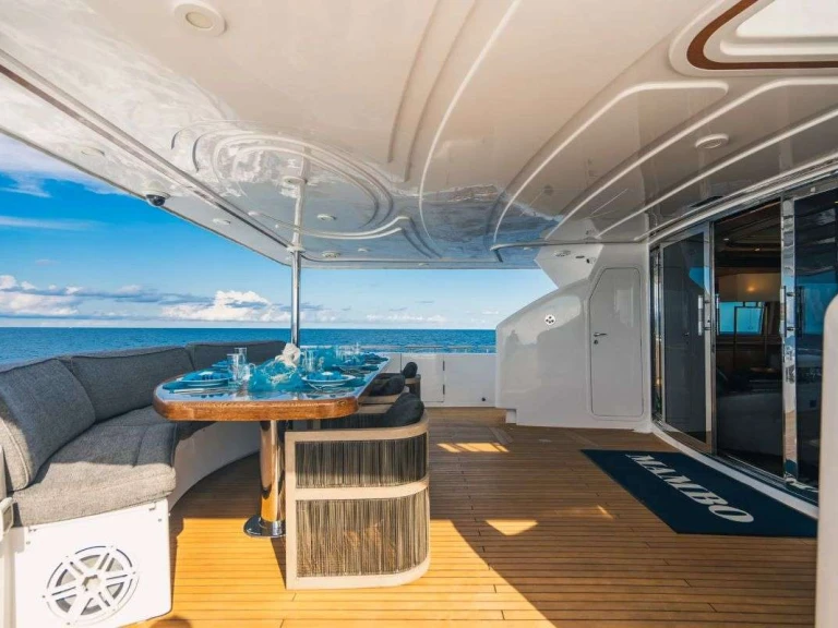 Noleggio Yacht di lusso Ferretti con patente nautica