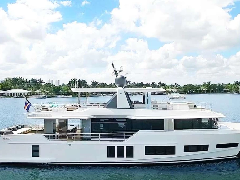 Noleggio Yacht di lusso Alpha Marine con patente nautica