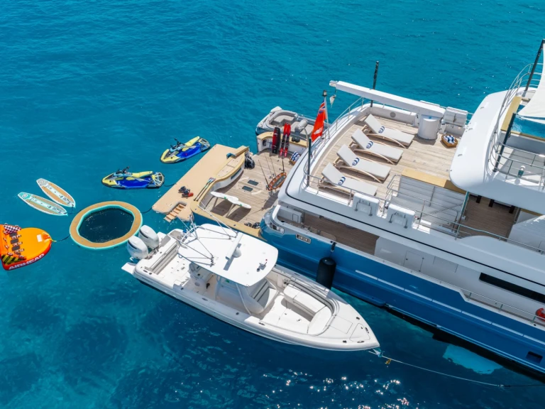 Noleggio Yacht di lusso Cantiere delle Marche con patente nautica