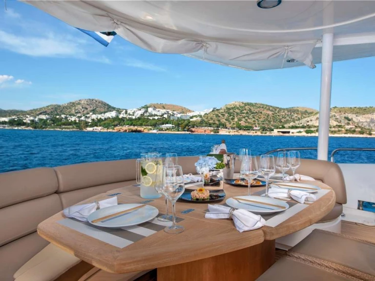 Noleggio Yacht di lusso Sunseeker con patente nautica