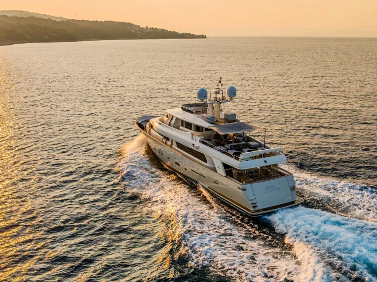 Noleggio Yacht di lusso Ferretti con patente nautica