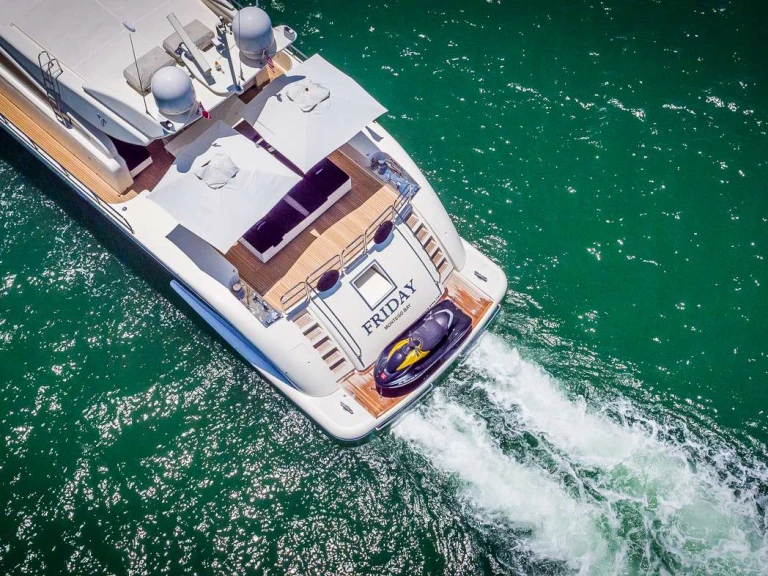 Noleggio Yacht di lusso Cantieri Dell'Arno con patente nautica