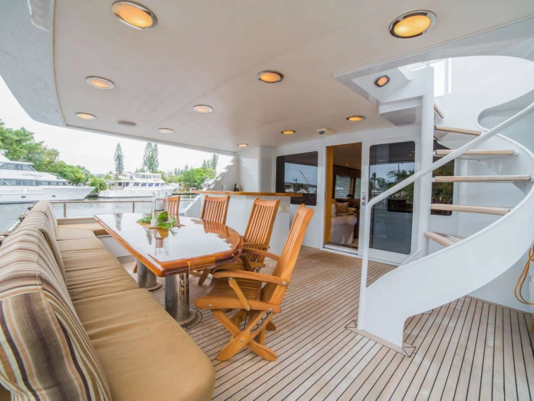 Noleggio Yacht di lusso Broward con patente nautica