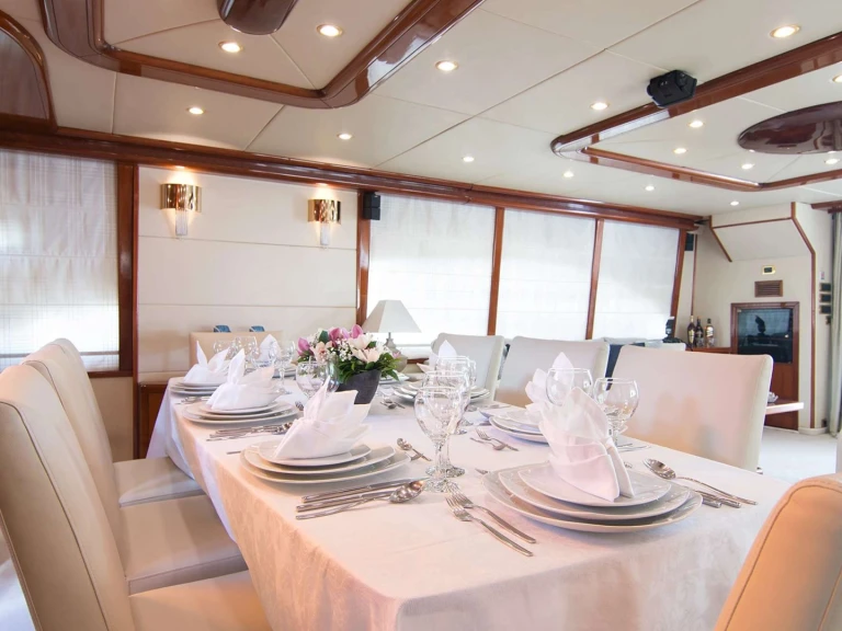 Noleggio Yacht di lusso Giant con patente nautica