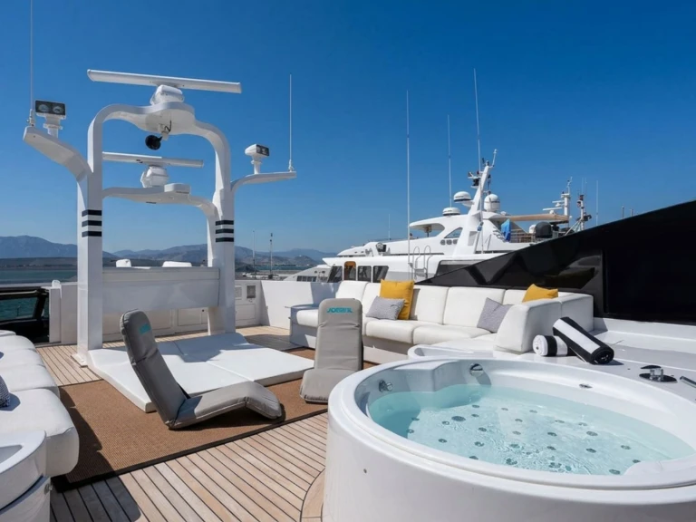 Noleggio Yacht di lusso Cantieri di Pisa, Italy con patente nautica