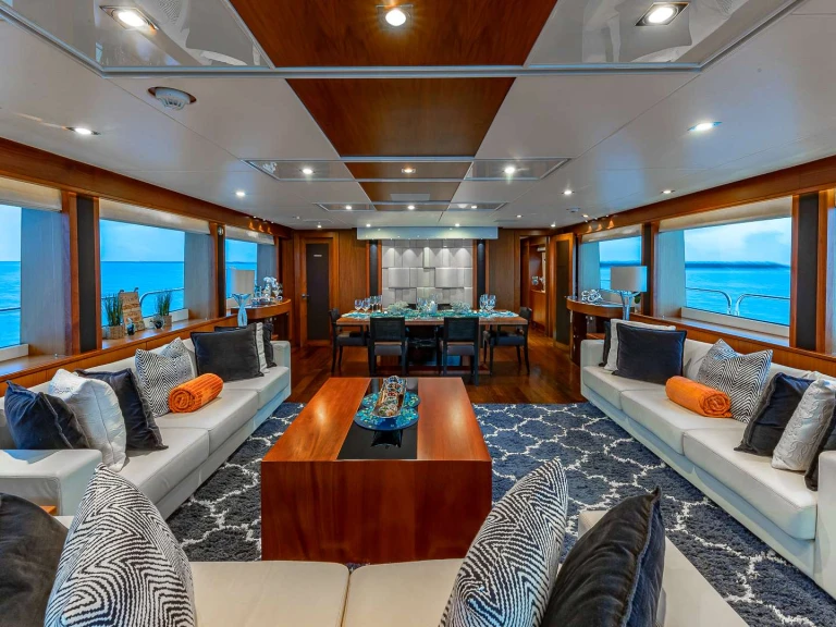 Noleggio Yacht di lusso Sunseeker con patente nautica