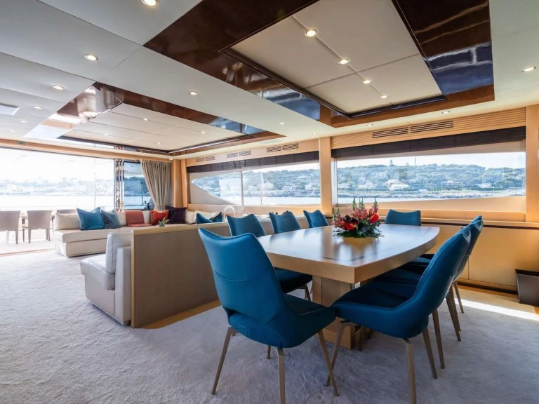 Yacht di lusso a noleggio a Antibes al miglior prezzo