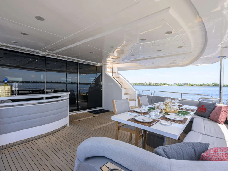 Noleggiare una Princess, UK SPECTRE a Bahamas
