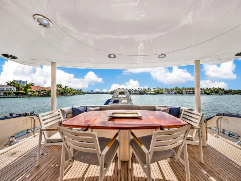 Noleggio Yacht di lusso Sunseeker con patente nautica