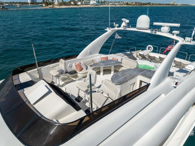 Noleggio Yacht di lusso Lazzara con patente nautica