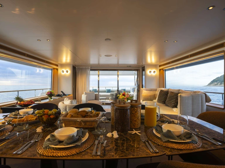 Noleggio Yacht di lusso Custom Line con patente nautica