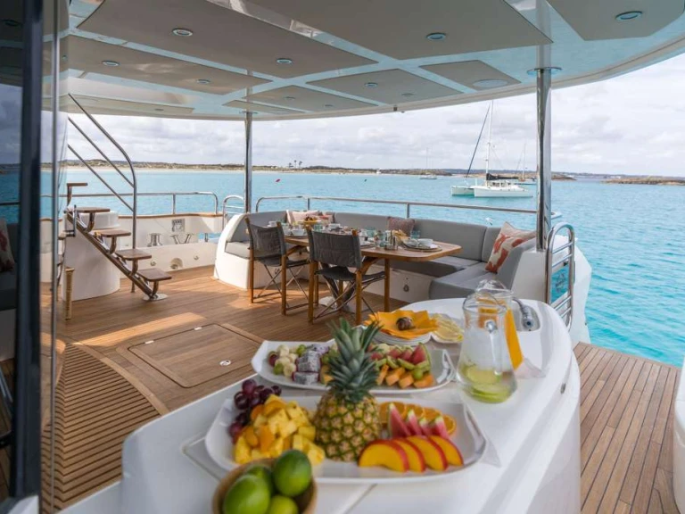 Noleggio Yacht di lusso Sunseeker con patente nautica