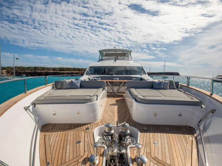 Yacht di lusso a noleggio a Ibiza Town al miglior prezzo