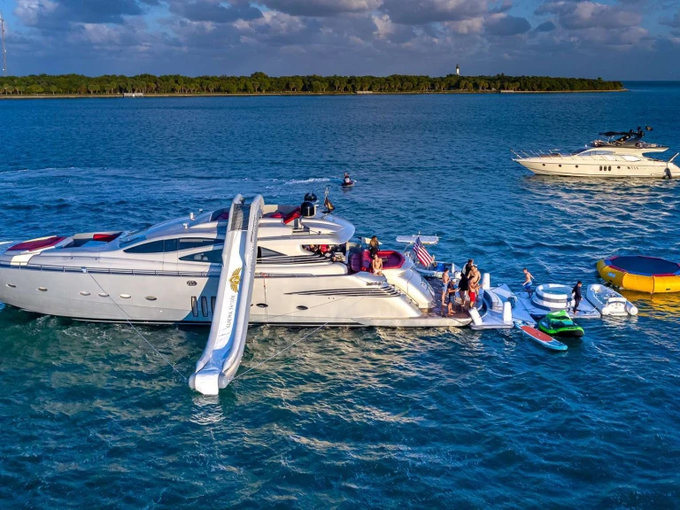 Noleggio barche Pershing Pershing "Regal" a New York (Citta) su Samboat