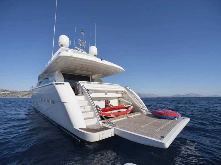 Noleggiare una Ferretti DAY OFF a Il Pireo