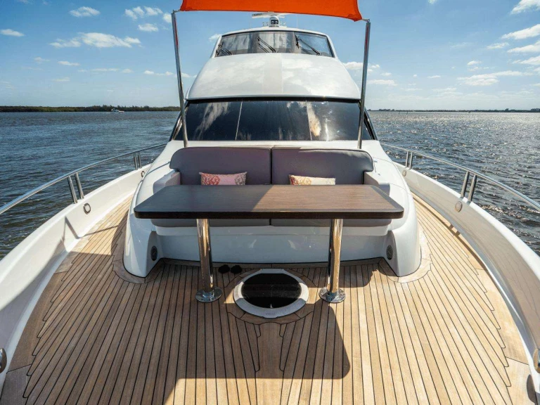 Noleggio Yacht di lusso Lazzara con patente nautica