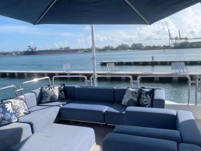 Noleggio Yacht di lusso Azimut con patente nautica