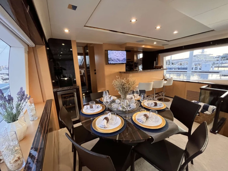 Noleggio Yacht di lusso Azimut con patente nautica