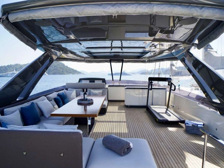 Noleggio Yacht di lusso Ferretti con patente nautica