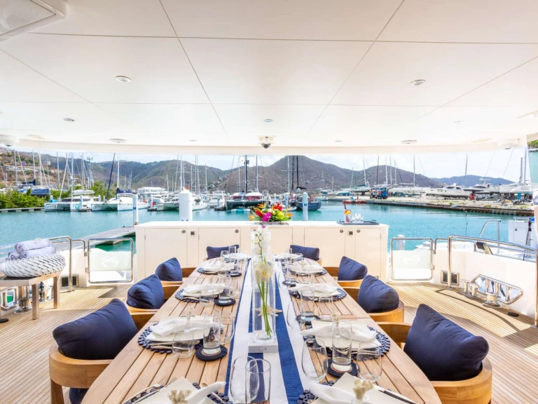Noleggio Yacht di lusso Horizon con patente nautica
