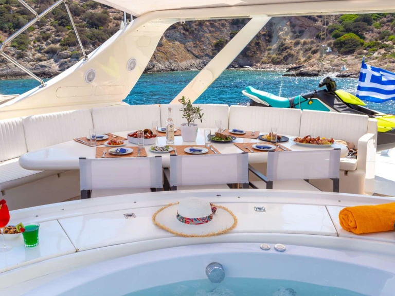 Noleggio Yacht di lusso Falcon con patente nautica