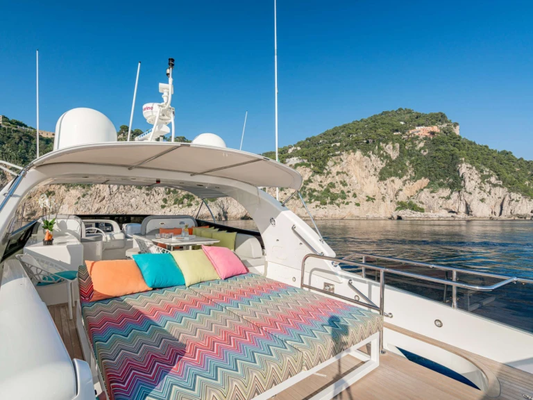 Yacht di lusso a noleggio a Castellammare di Stabia al miglior prezzo