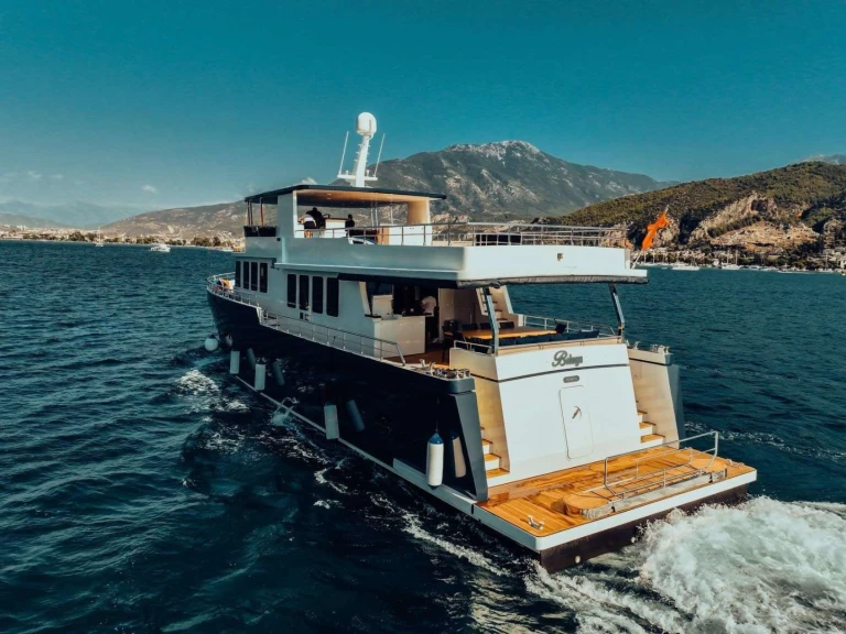 Noleggio Yacht di lusso Custom con patente nautica