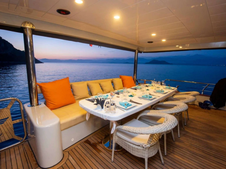 Noleggio Yacht di lusso Custom con patente nautica