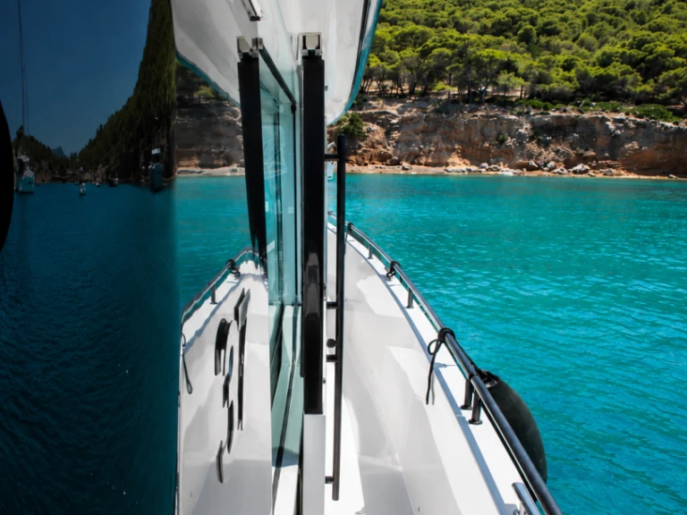 Noleggio barche Axopar Axopar 37 XC Cross Cabin a Lávrio su Samboat