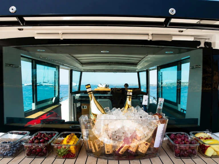 Noleggio a Lávrio – Axopar Axopar 37 XC Cross Cabin su SamBoat